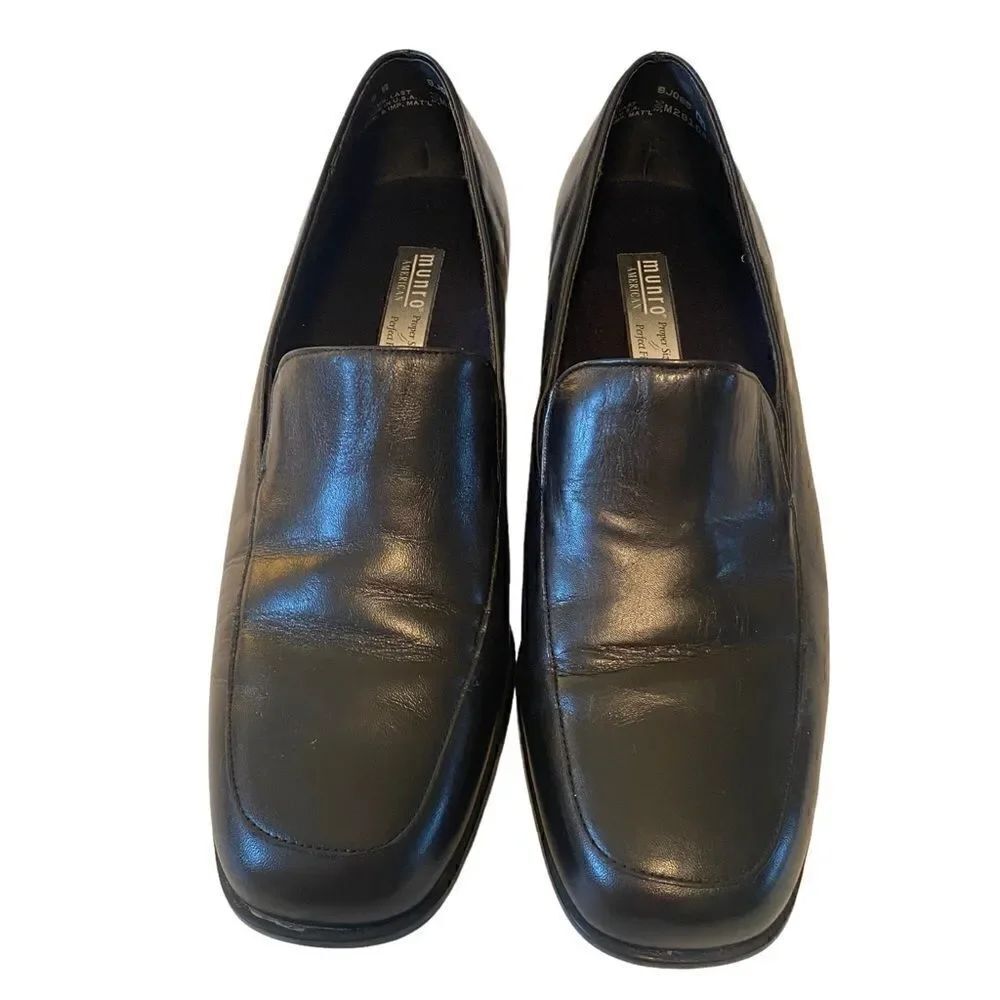 Munro Classic Black Heeled Loafers in Ladies Size 9W.